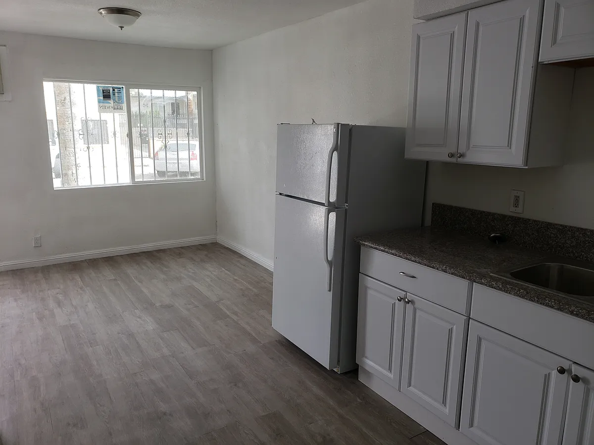 Building Photo - 2108 Sunrise Ave #2