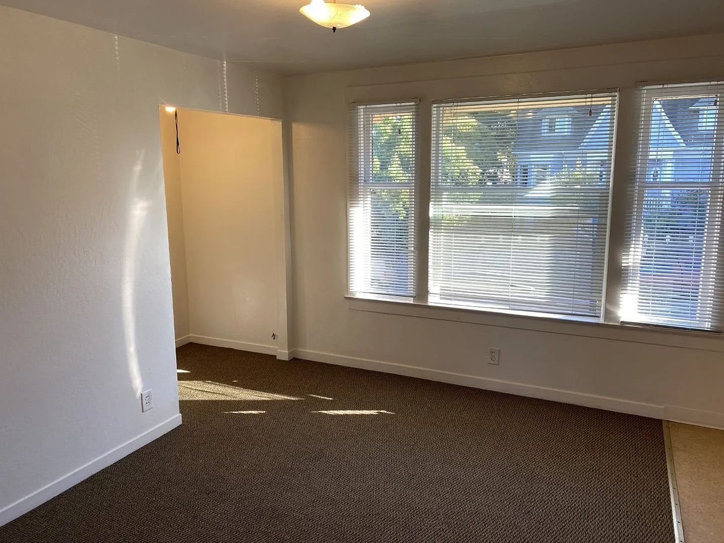 Cozy Upper Floor 2 Bedroom, 1 Bath Unit — Photo 3