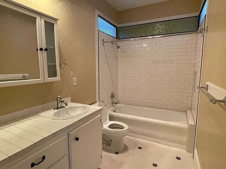 1008 N Killingsworth St #1 — Photo 9