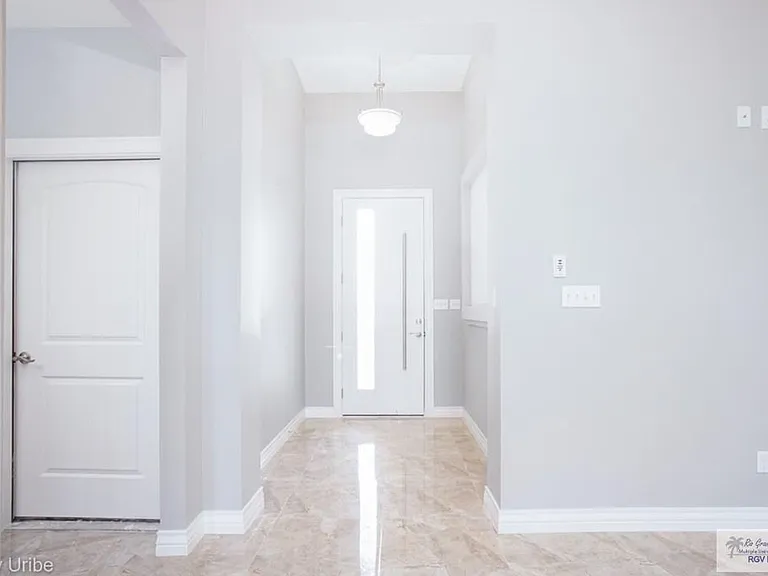 1434 W White Oak Dr — Photo 2