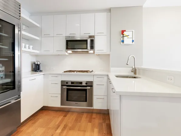 635 West 42nd Street 37D image 3 of 11