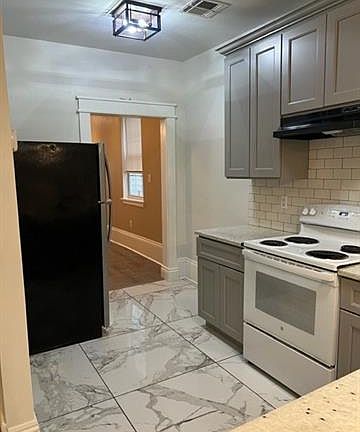 5th image of 2121 Foucher St