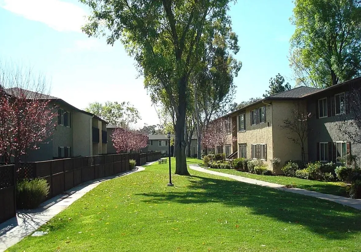 2 bed, 1000 sqft, $2,500 — Photo 2