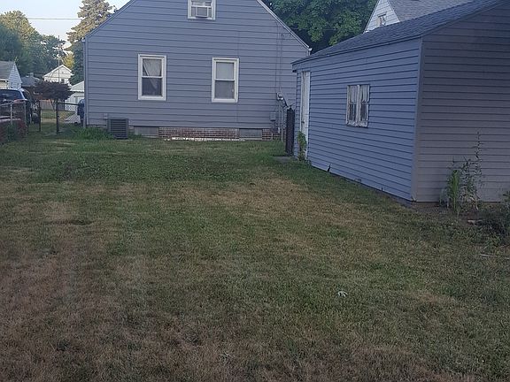 Backyard w/garage 