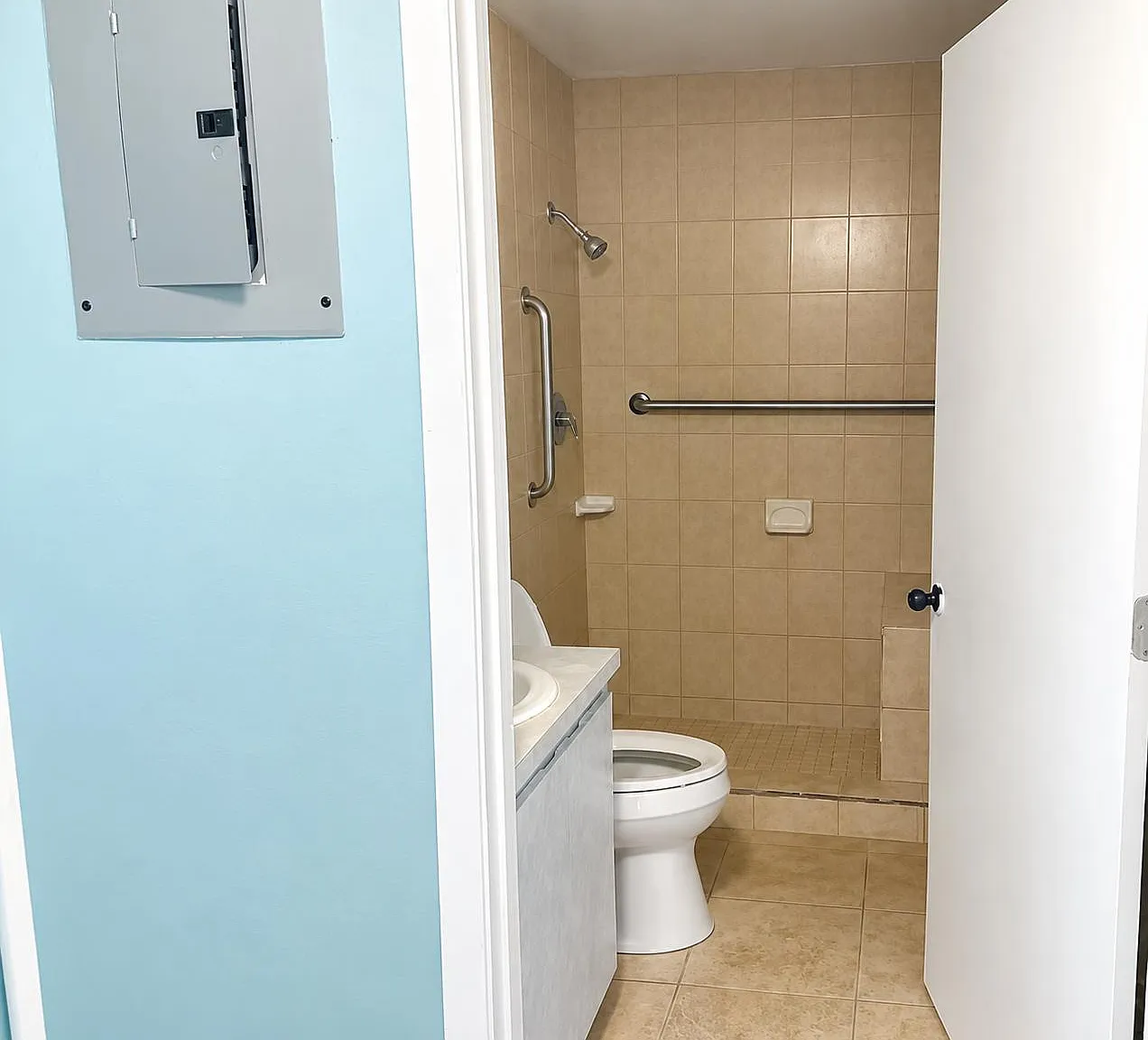 3 bed, 1200 sqft, $1,900 — Photo 1