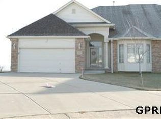 323 Inglewood Cir, Papillion, NE 68046