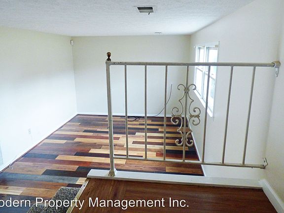 4th image of 402 Whispering Hills Dr