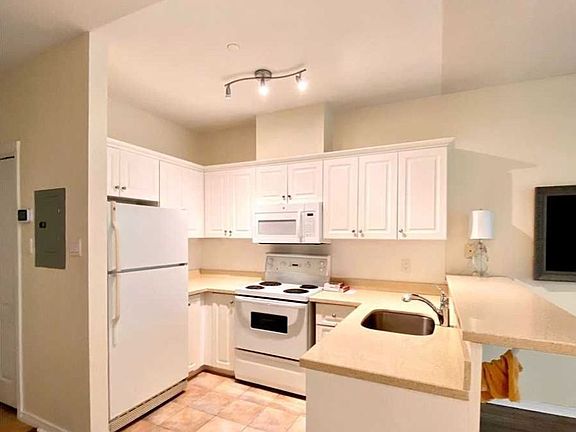 2nd image of 393 King St W #903