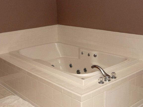 2 person jet tub in Master Bath
