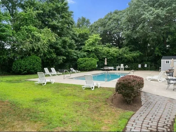 21 Chapel Hill Dr APT 3, Plymouth, MA 02360