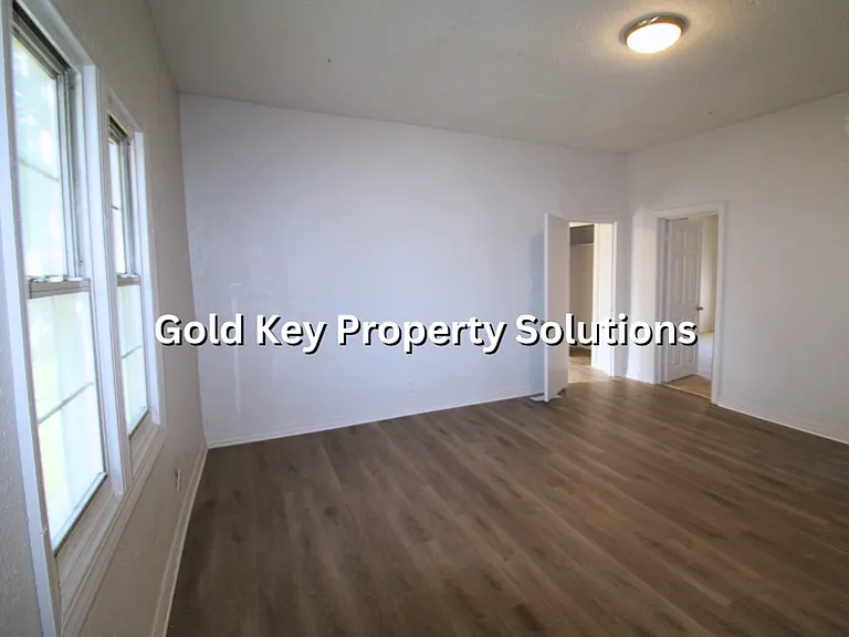 2223 Chase St — Photo 8