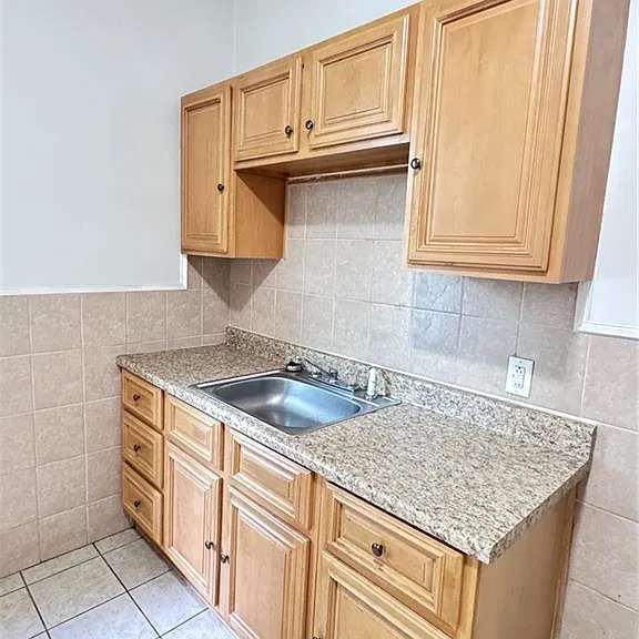 1402 Westminster St #2R — Photo 2