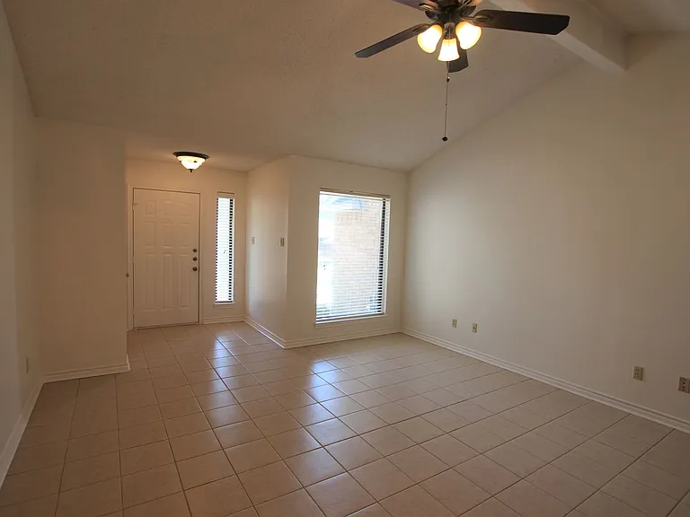5839 Creekside Cir — Photo 5