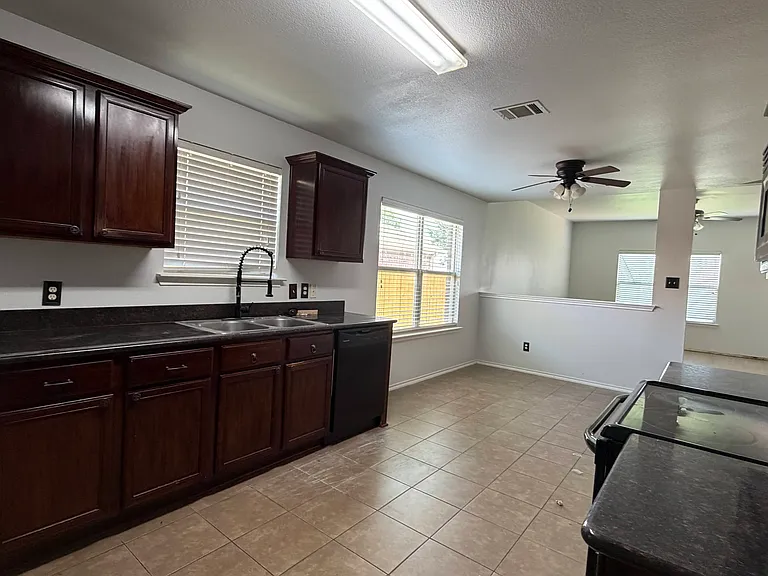 2123 Meadow View Dr — Photo 11
