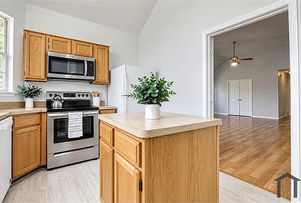 3 bed, 1600 sqft, $3,800 — Photo 2
