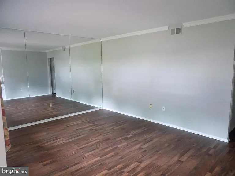 702 Towne Center Dr — Photo 2