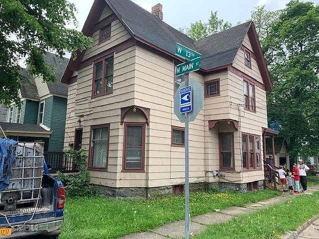2nd image of 921 N Main St