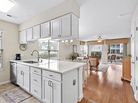 3rd image of 611 Woodmoor Dr. #101