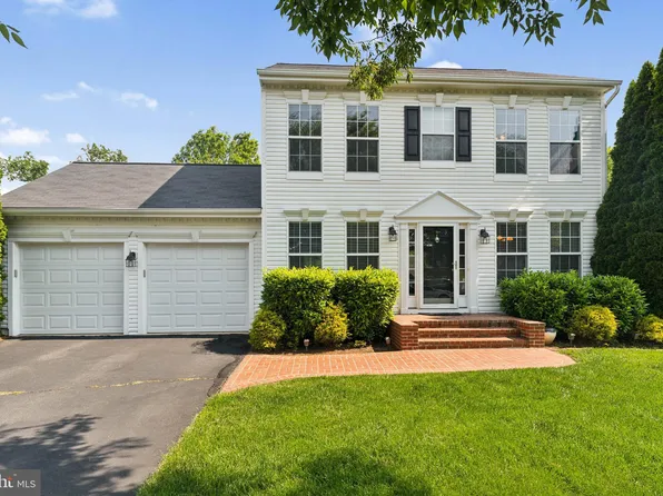 35934 Newberry Crossing Pl, Round Hill, VA 20141