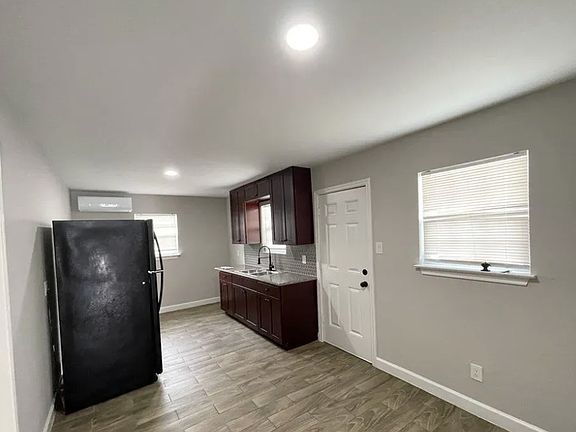 2nd image of 2104 Hadley St