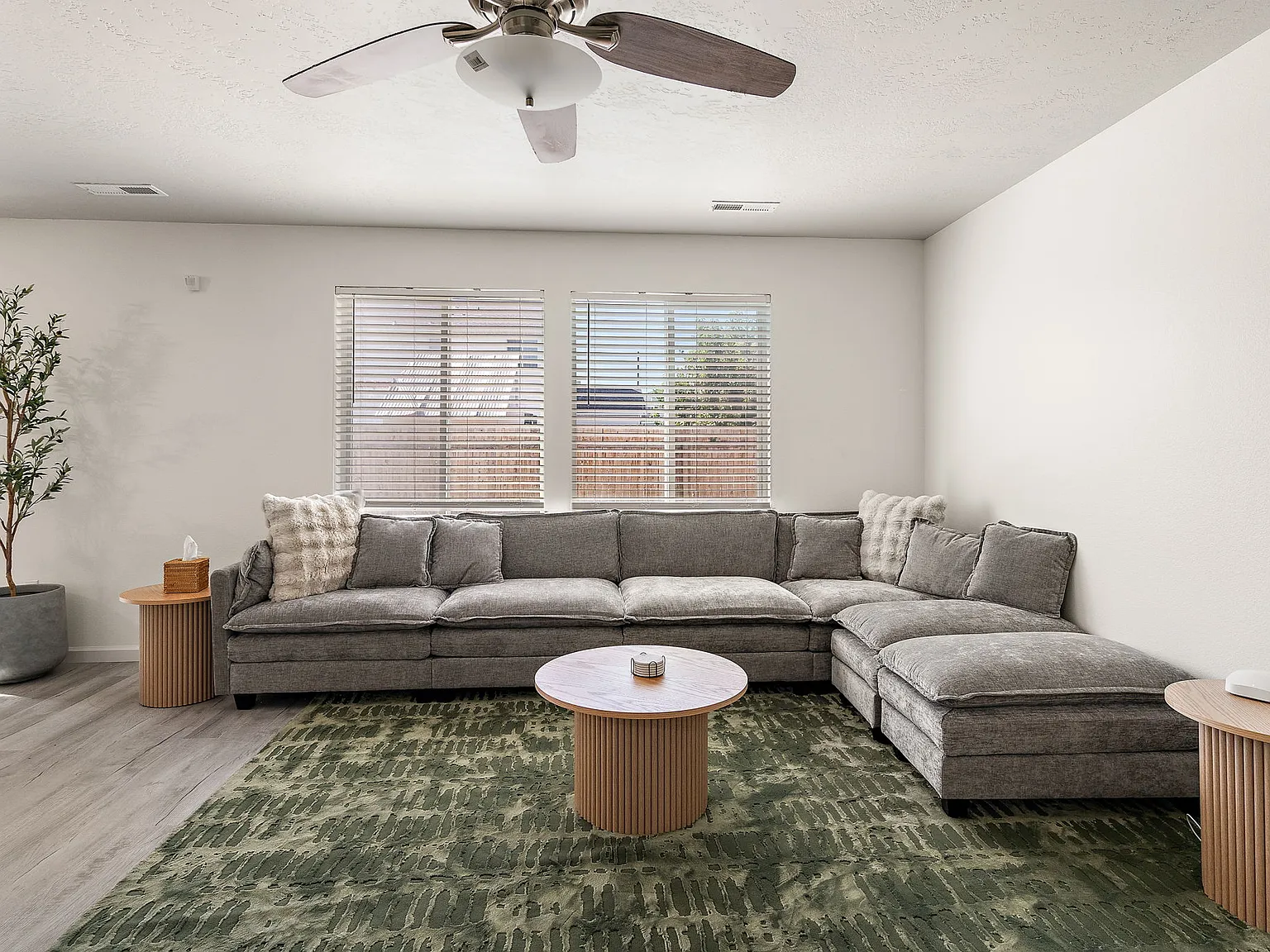 5 bed, 2.5 bath, 2390 sqft, $8,200 — Photo 3