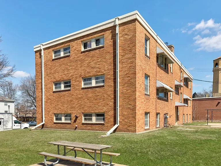 1600 Ford Pkwy — Photo 25