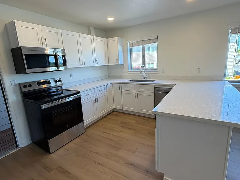 309 W C St — Photo 9