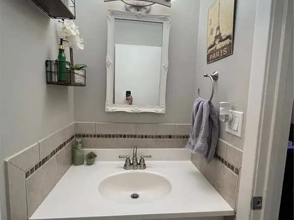 809 W 40th St APT 19, Kansas City, MO 64111