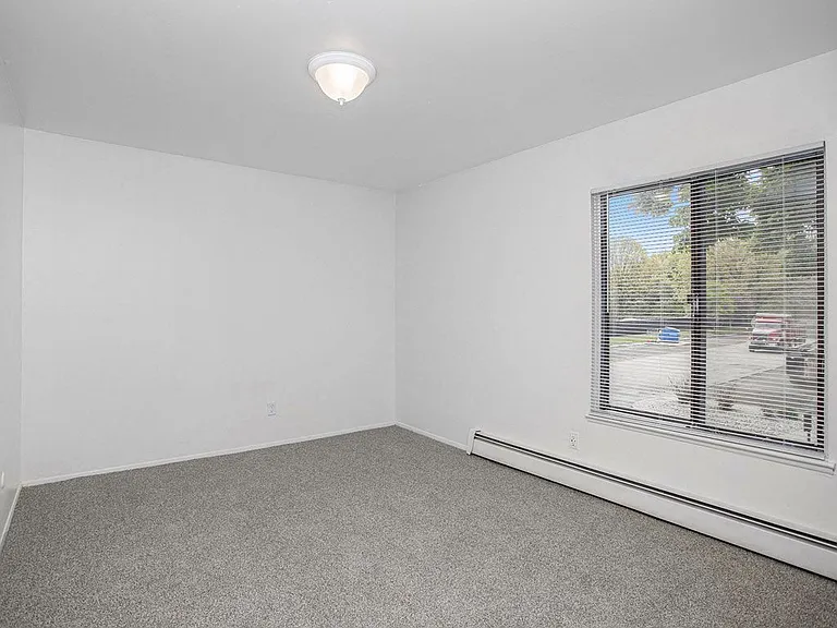 Fairlane Apartments — Photo 25