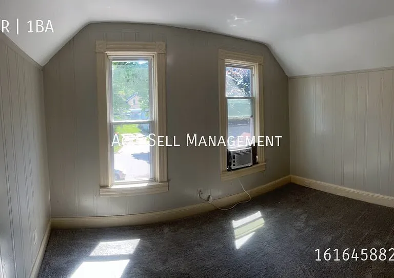 545 Fremont Ave NW — Photo 6