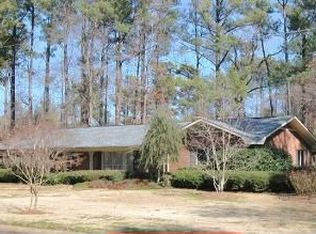 1102 Robinhood Rd, Starkville, MS 39759