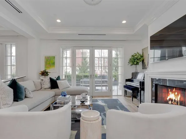 2000 Royal Court #2010, North Hills, NY 11040