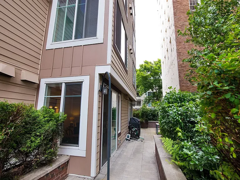 124 Bellevue Ave E #200 — Photo 16