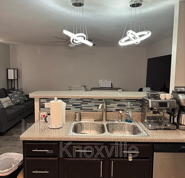 2419 E Glenwood Ave — Photo 9