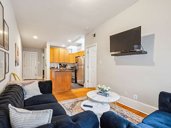 5th image of 1931 Chestnut St APT 4
