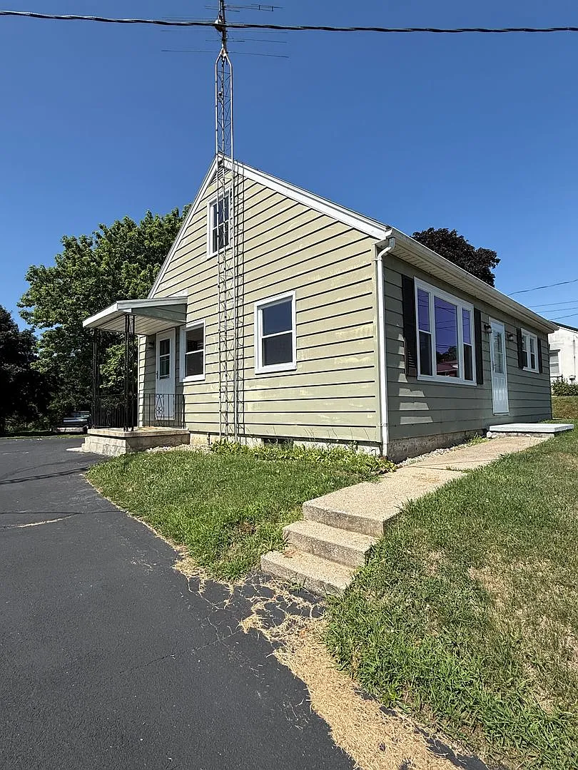 Charming 4-Bedroom Cape Cod Home with Spacious Yard & Storage — Photo 3