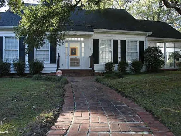 1701 Lyttleton St, Camden, SC 29020