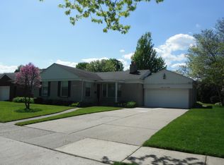 19719 E Kings Ct, Grosse Pointe Woods, MI 48236