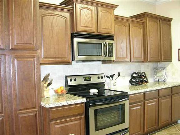 5th image of 805 W Avenue C