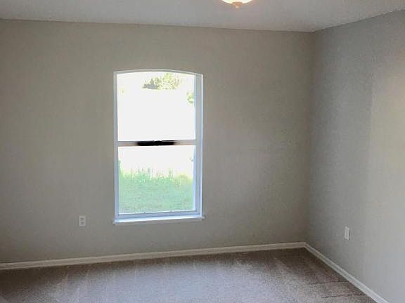 5th image of 1070 Tetzel St SE