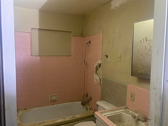 5th image of 1642 N Court St