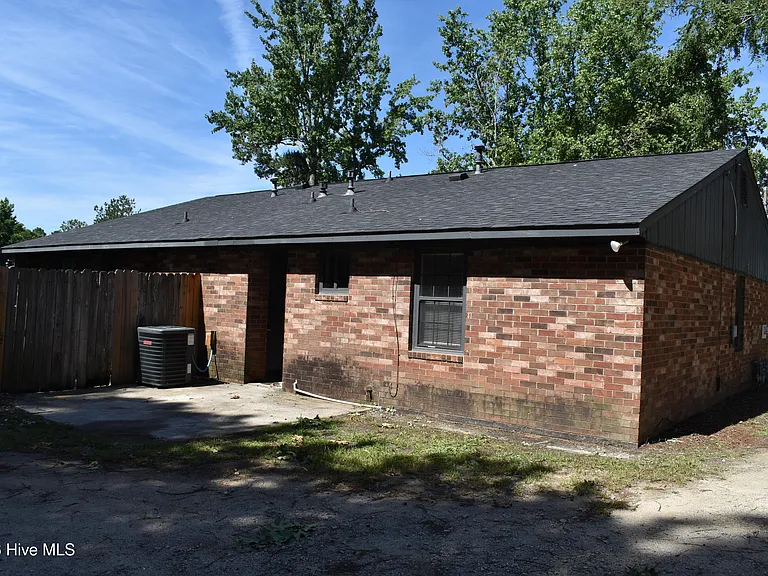 135 Stoneybrooks Pl #B — Photo 2
