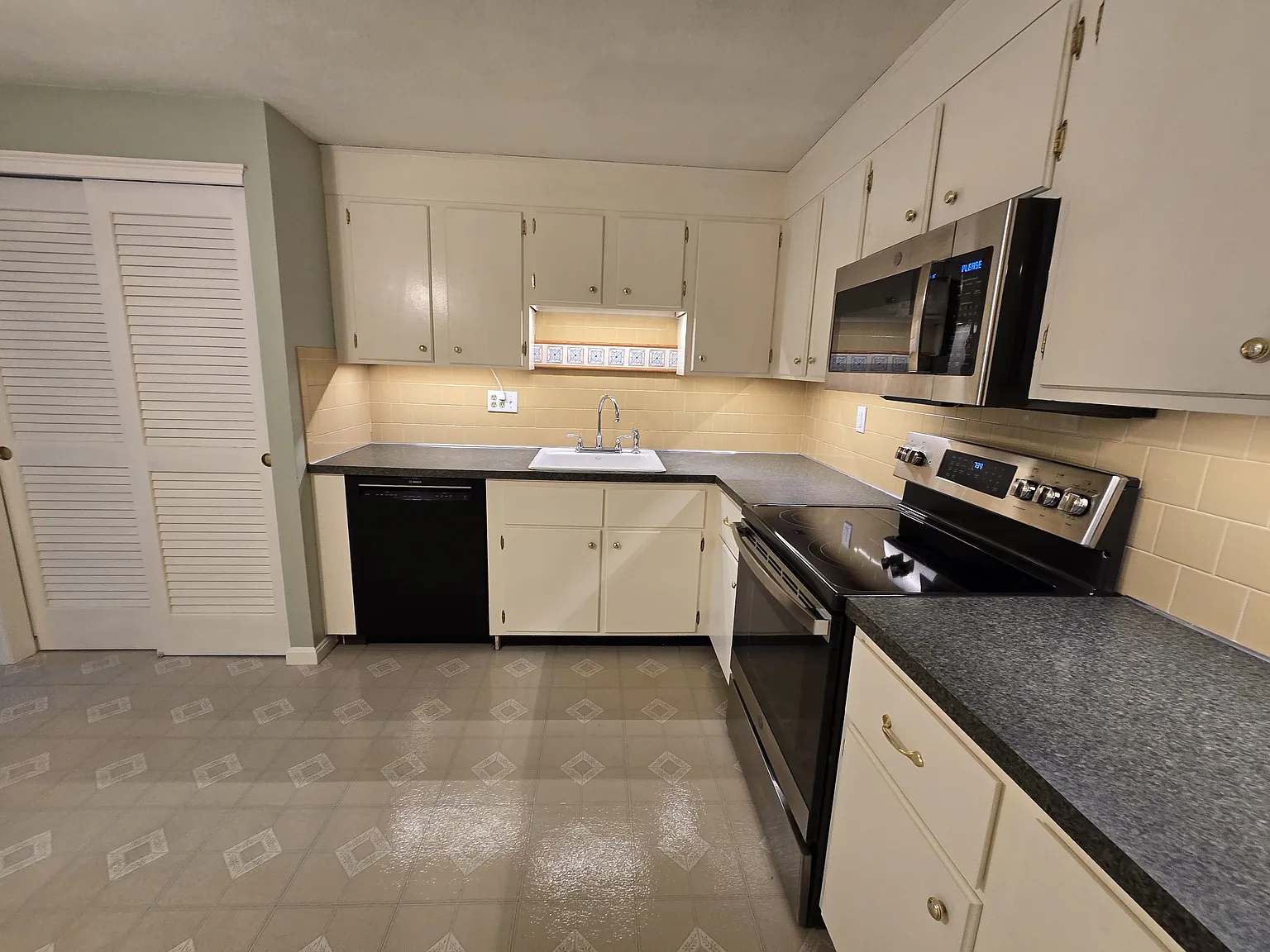 2 bed, 830 sqft, $2,200 — Photo 2