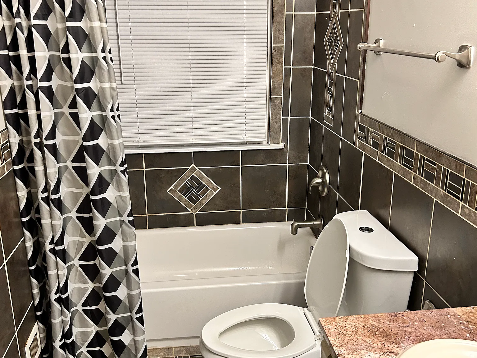 2 bed, 1034 sqft, $975 — Photo 2