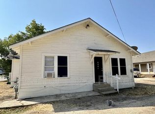 903 W 5th St #B, Clifton, TX 76634