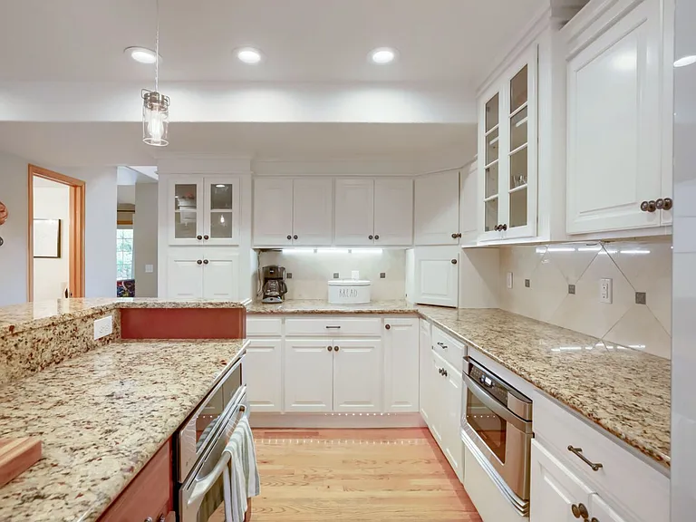 1244 Oakleaf Cir — Photo 9