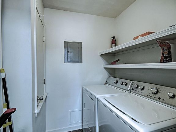 3rd image of 1221 Barnett Bend Dr