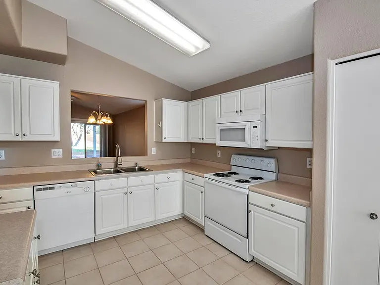 1454 S Oak St — Photo 5