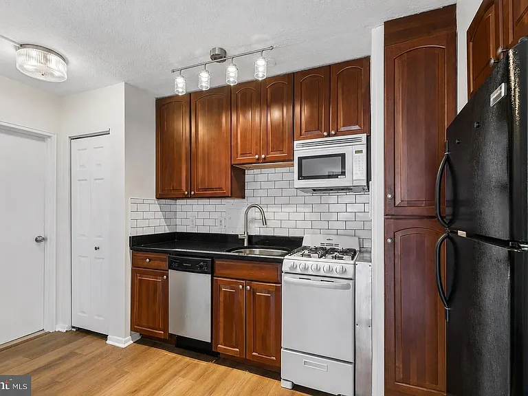 2101 Chestnut St #1503 — Photo 8