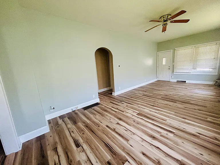 924 N Denny St — Photo 3